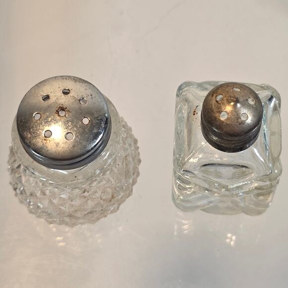 Salt and Pepper Shakers Vintage Glass Square and Curvy 2 inch Estate Collector - Picture 2 of 5
